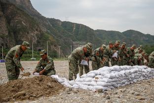 莱昂纳德在过去出战的17场比赛里16胜1负 只输给了湖人